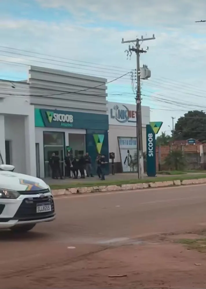 TENTATIVA DE FURTO A AGÊNCIA DO SICOOB TERMINA COM PRESO E MENOR APREENDIDO EM GUAJARÁ-MIRIM