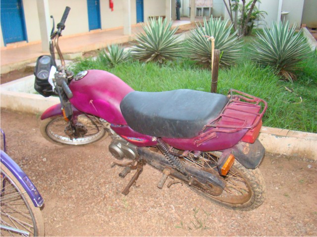 PM encontra motocicleta abandonada e leva pra delegacia de polícia.