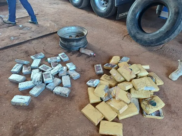 Motorista é preso com quase 200 kg de drogas escondidas em pneus na BR-364