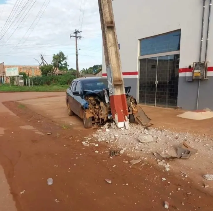 CONDUTOR É DETIDO APÓS COLIDIR EM VEÍCULO ESTACIONADO E POSTE DURANTE MADRUGADA EM GUAJARÁ-MIRIM