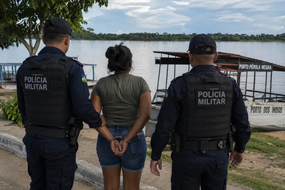 Mulher é presa por policiais do 6º BPM com munições nas margens do Rio Mamoré em Guajará-Mirim