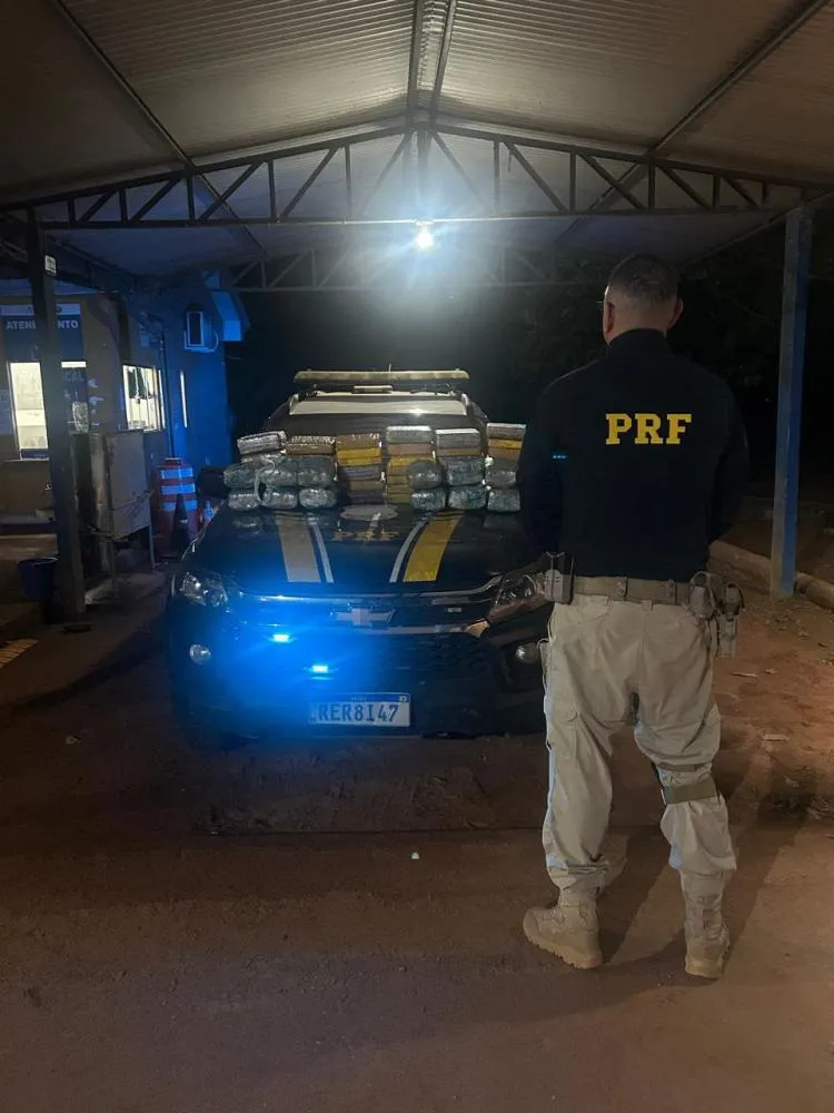  PRF APREENDE MAIS DE 50 QUILOS DE COCAÍNA EM TÁXI DURANTE FISCALIZAÇÃO NA BR-425