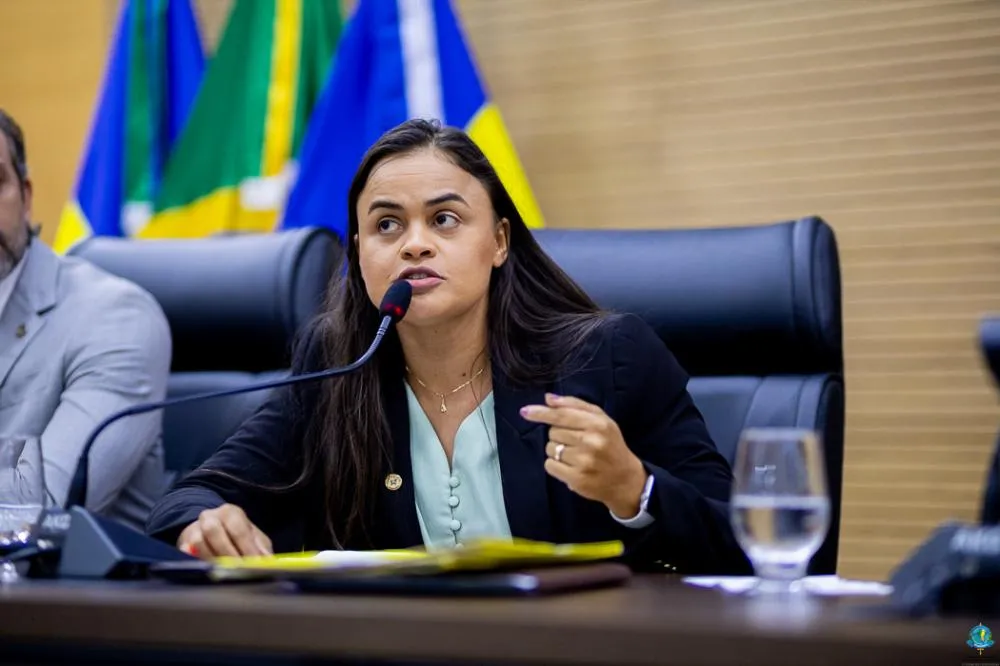 Dra. Taíssa cobra informações sobre o Ginásio Piazão em Ouro Preto
