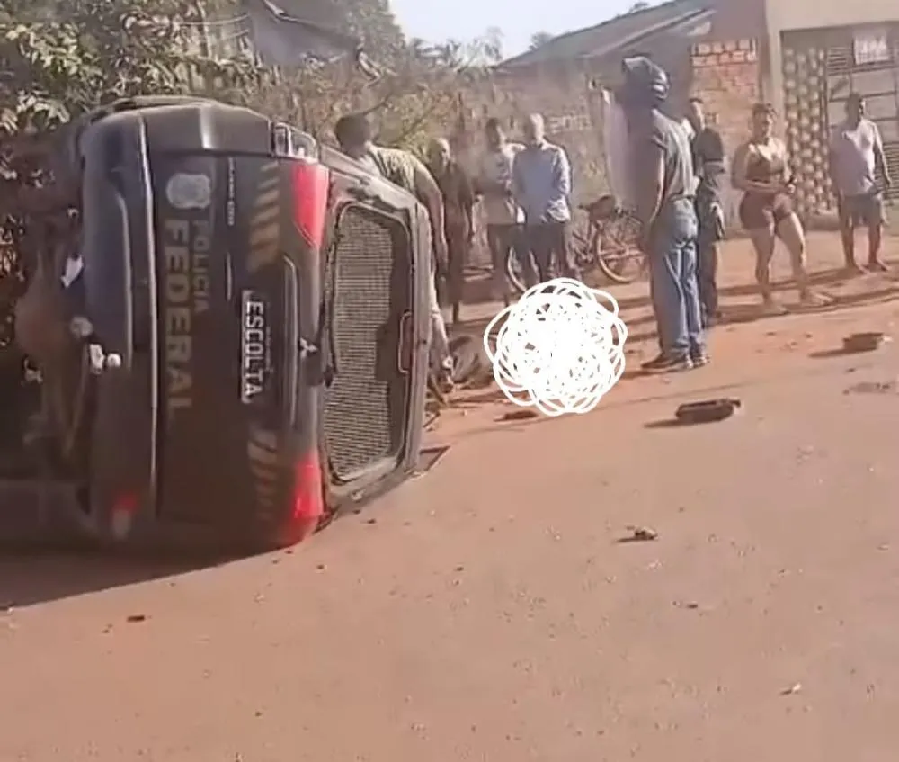 VIATURA OFICIAL DA POLÍCIA FEDERAL CAPOTA NA AVENIDA PRINCESA ISABEL, EM GUAJARÁ-MIRIM