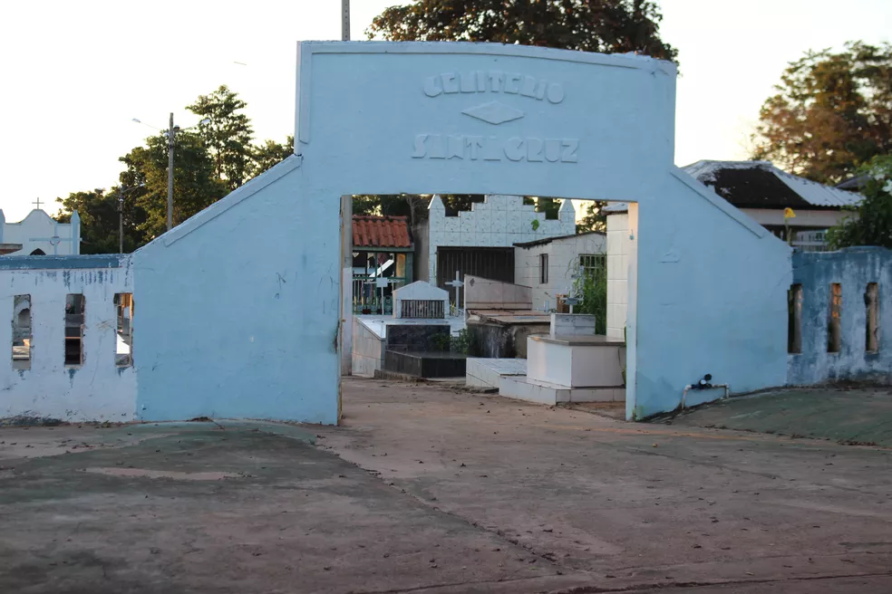 SEMOSP INTENSIFICA SERVIÇOS DE LIMPEZA E MODERNIZAÇÃO DA ILUMINAÇÃO NO CEMITÉRIO SANTA CRUZ EM GUAJARÁ-MIRIM