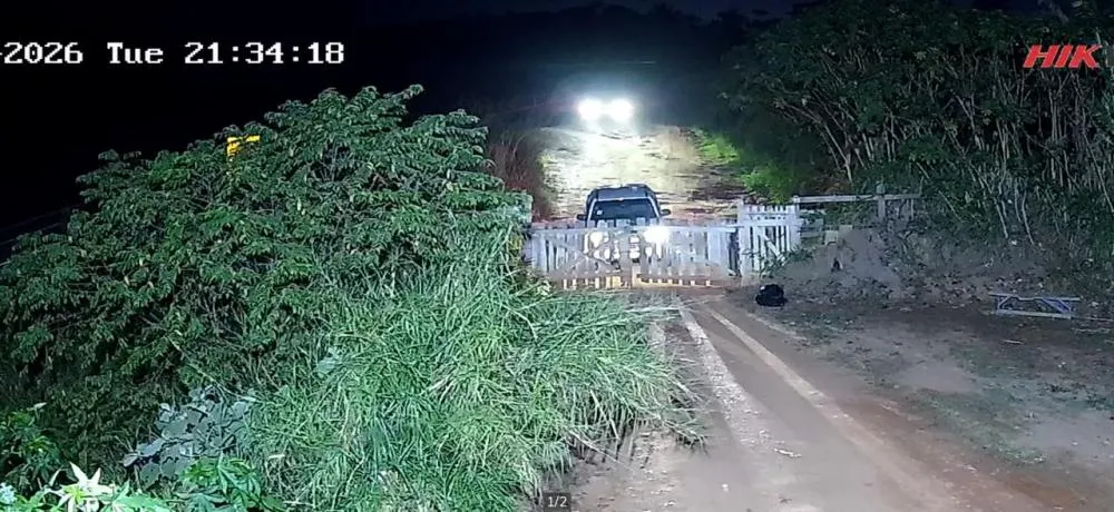 CÂMERAS DE MONITORAMENTO REGISTRAM DESCARTE IRREGULAR DE RESÍDUOS NA ENTRADA DE ÁREA PARTICULAR DESTINADA AO TRATAMENTO DE RESÍDUOS EM GUAJARÁ-MIRIM