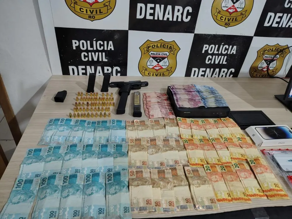 DENARC APREENDE PISTOLA, CARREGADORES E DINHEIRO DURANTE CUMPRIMENTO DE MANDADO EM PORTO VELHO