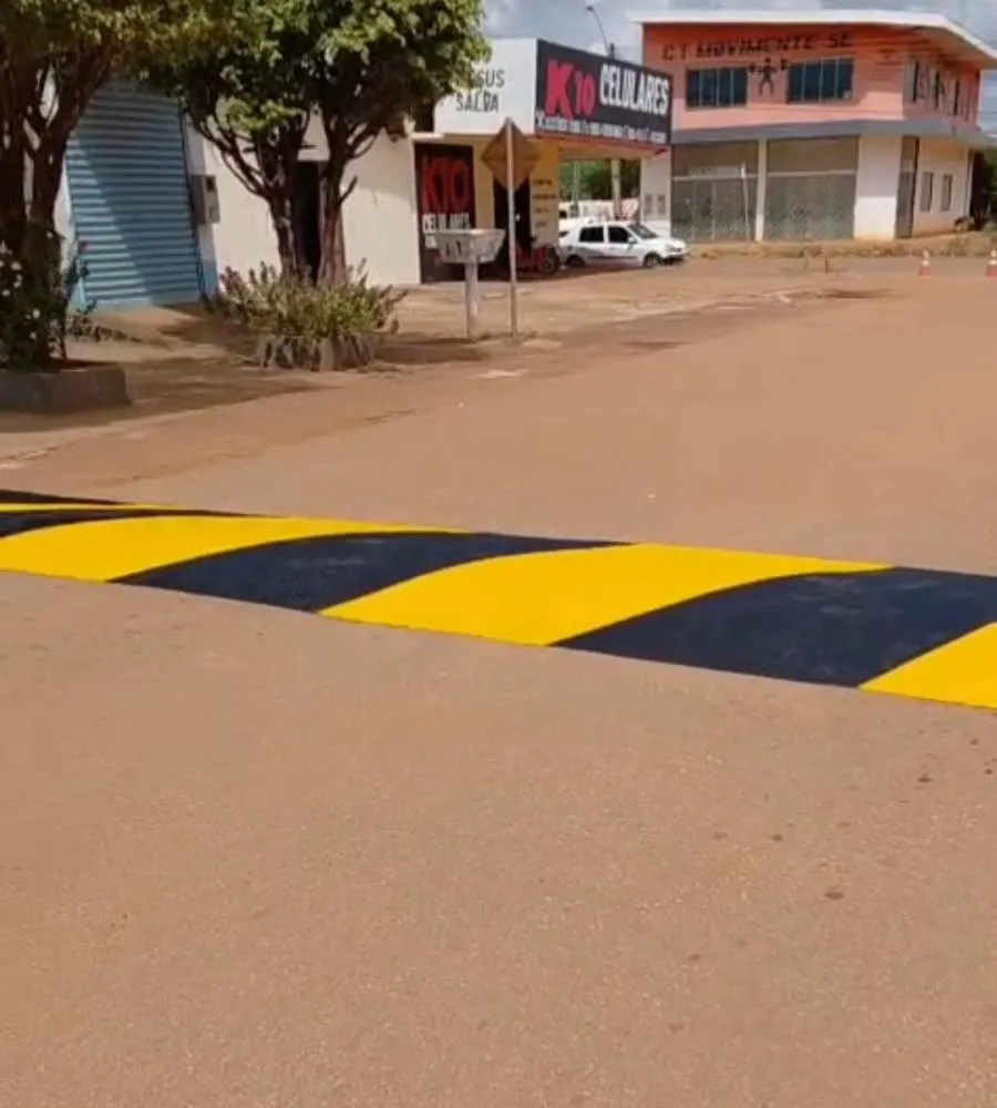 REDUTORES DE VELOCIDADE RECEBEM NOVA SINALIZAÇÃO HORIZONTAL E REFORÇAM A SEGURANÇA VIÁRIA EM GUAJARÁ-MIRIM