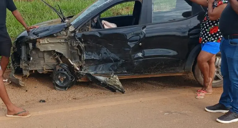 Kwid capota após colisão com carreta na Estrada da Penal