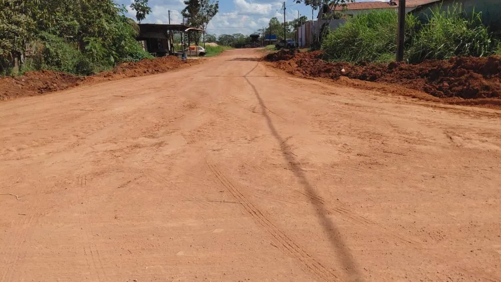 CIDADE LIMPA AVANÇA EM BAIRROS E ÁREA RURAL DE GUAJARÁ-MIRIM COM SERVIÇOS DE LIMPEZA, DRENAGEM E RECUPERAÇÃO DE VIAS