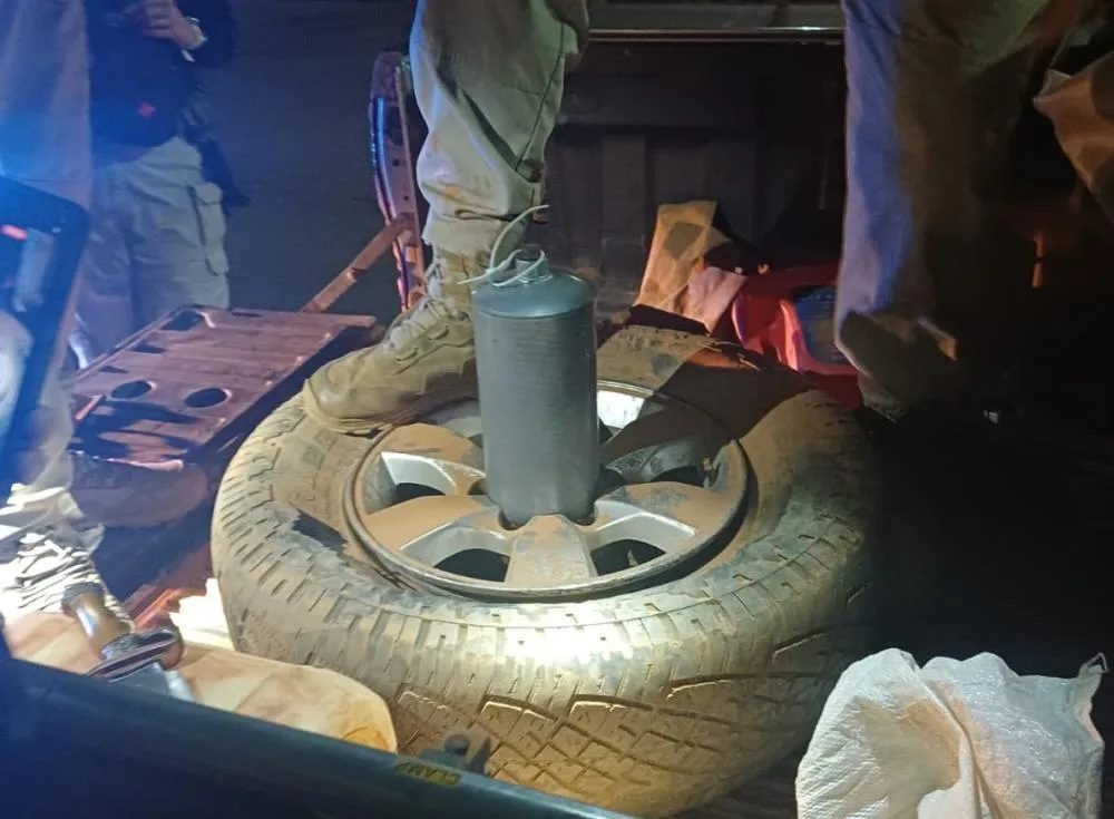 PRF apreende 72,4 kg de mercúrio, arma e ouro em caminhonete na BR-319