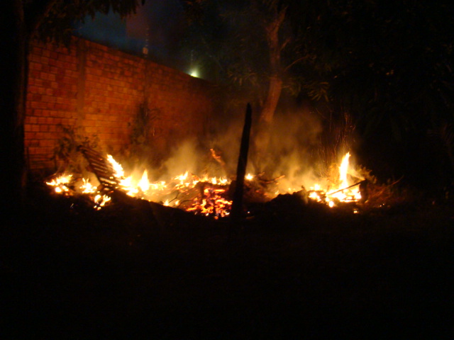 Lixo causa incêndio em quintal no bairro serraria - Veja fotos