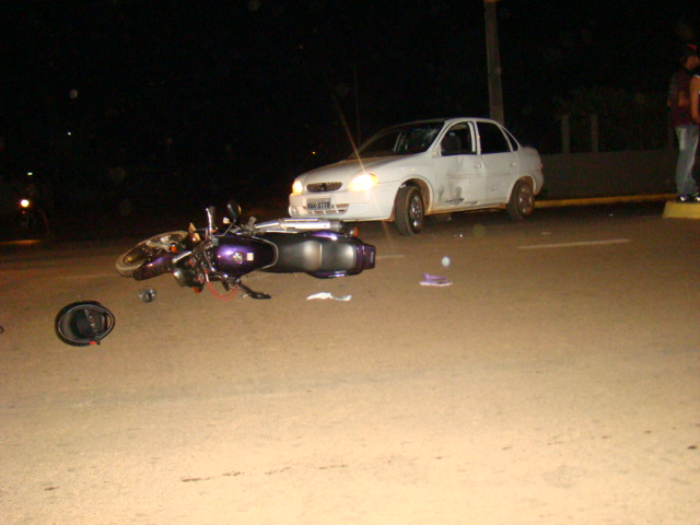 Carro e moto se chocam na Avenida 15 de Novembro
