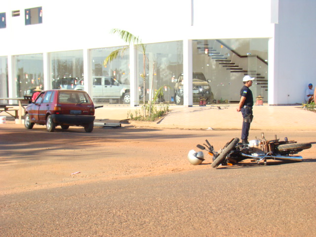 Carro e moto se chocam na Avenida Dr. Mendonça Lima. Veja fotos