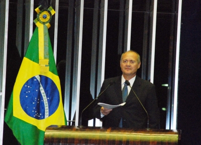 CCJ aprova relatório de Calheiros que mantém reeleição