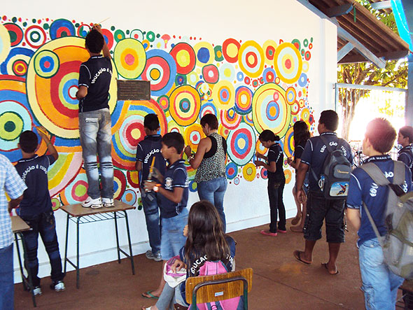 Alunos e professores da rede estadual de ensino promovem mudança visual em escolas de Guajará-Mirim e Nova Mamoré.