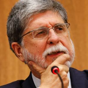Após polêmicas, Nelson Jobim deixa o Ministério da Defesa; Celso Amorim é confirmado
