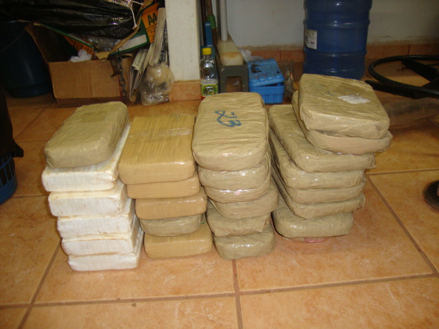 Policiais Militares de Nova Dimensão trocam tiros com traficantes e apreendem mais de 25 quilos de cocaína.