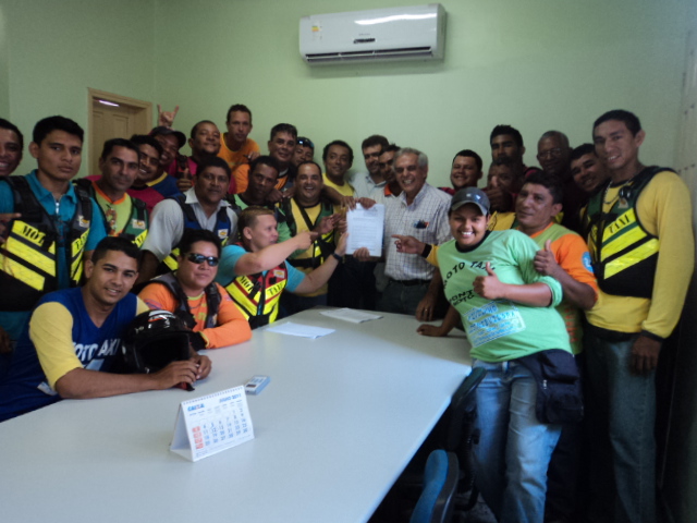 Prefeito assina emenda da criação de Regulamentação dos serviços de mototaxi no Município
