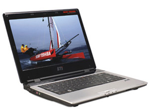 Ladrões furtam notbook que estava na cestinha de motocicleta.
