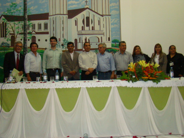Professores, alunos e autoridades participam da aula inaugural do IFRO em Guajará-Mirim.