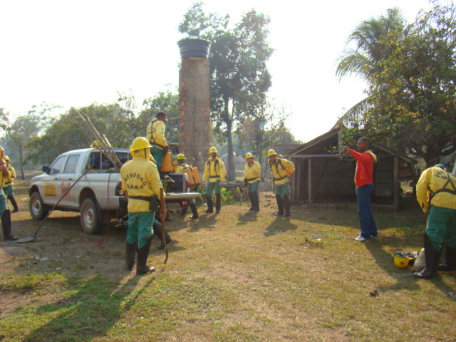 Brigadistas intensificam trabalhos de combate a incêndio em área rural do Bom Sossego.