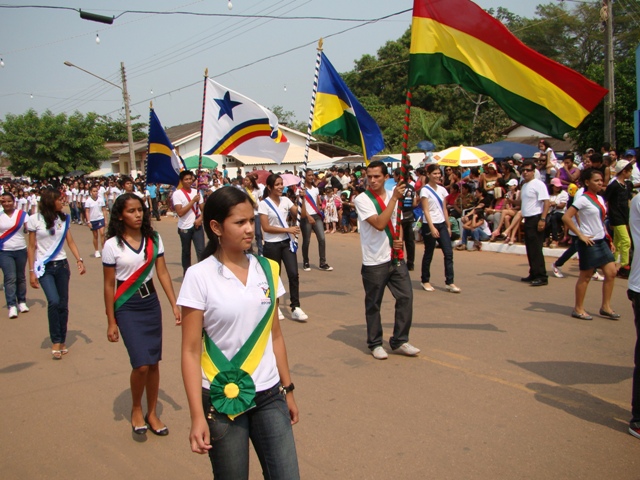 NA FRONTEIRA, BRASILEIROS COMEMORAM INDEPENDÊNCIA BRASILEIRA