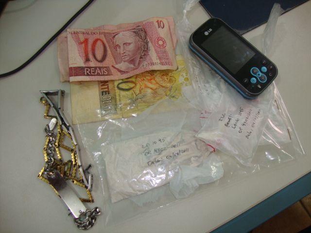 Rapaz é flagrado com dois menores vendendo droga em via pública.