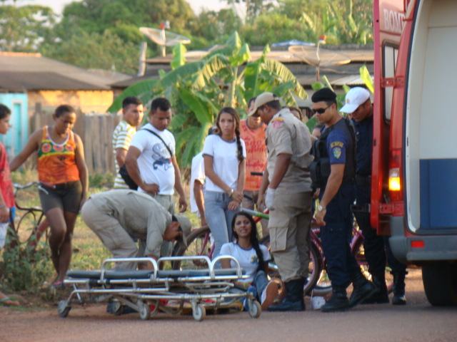 Carro bate em bicicleta e deixa duas pessoas feridas. Motorista foge sem prestar socorro.