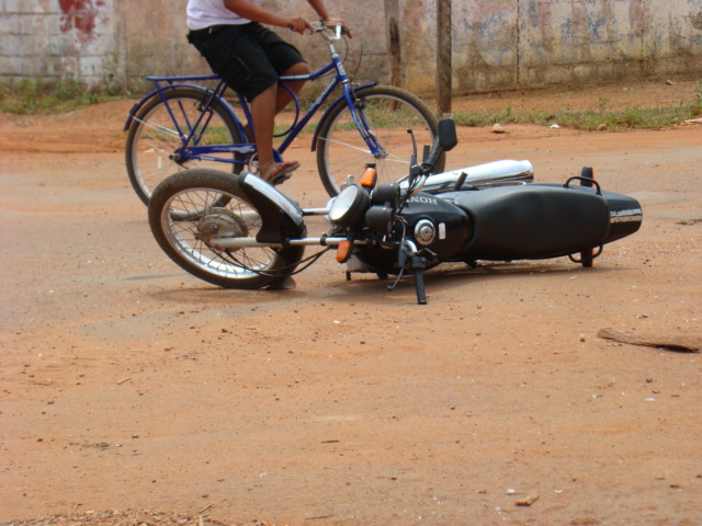 Carro se choca com moto no bairro 10 de Abril.