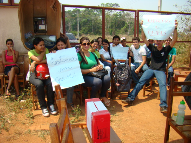 Acadêmicos e professores do Campus da Unir em Guajará-Mirim aderem greve e fecham BR 425. Veja fotos