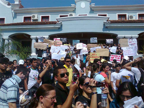Unir cria duas comissões para analisar reivindicações de alunos e professores em greve