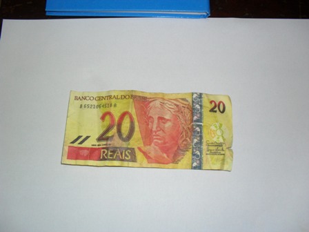 Nota falsa de 20 reais é apreendida no bairro Santa Luzia.