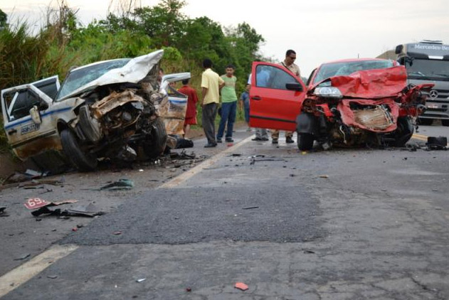 TAXISTA DE PORTO VELHO E UMA MULHER MORREM EM GRAVE ACIDENTE NA BR-364; Fotos podem chocar
