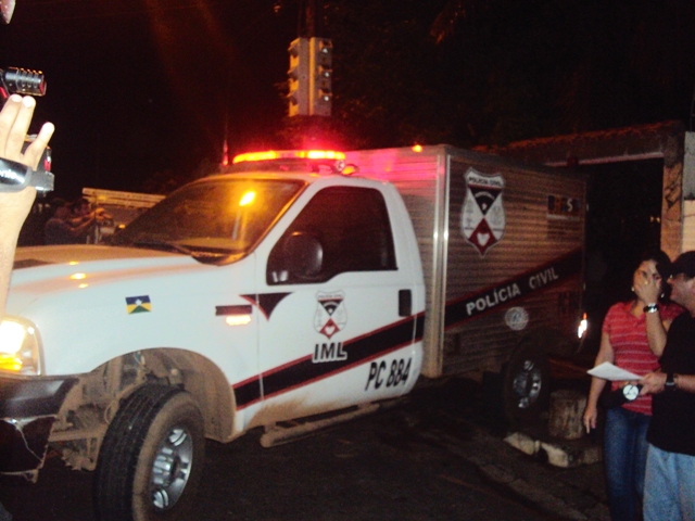 TERROR  Assaltantes invadem residência atiram contra familiares e matam pai de família