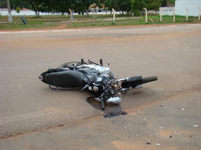 Acidente na 15 de Novembro deixa motociclista lesionado.