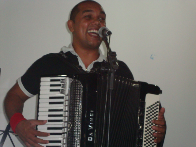 Show do Cantor Sandro Nazireu lota Igreja da Graça em Guajará-Mirim  veja as fotos.