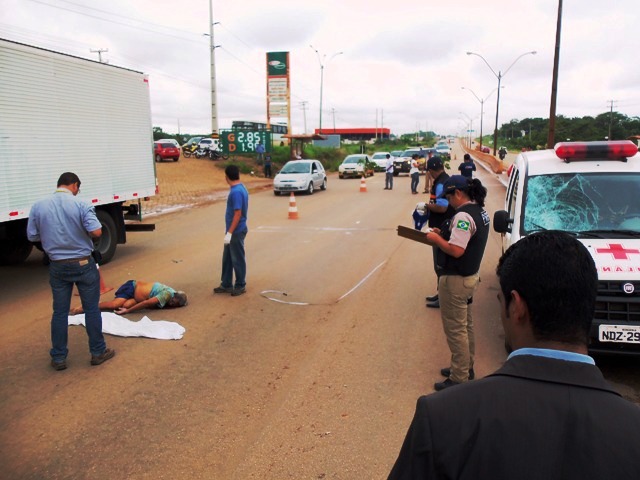 Idoso morre após ser atropelado por ambulância na BR 364 - Fotos