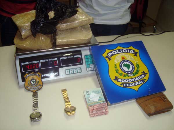 PRF prende traficantes com 4 quilos de pasta base de cocaína