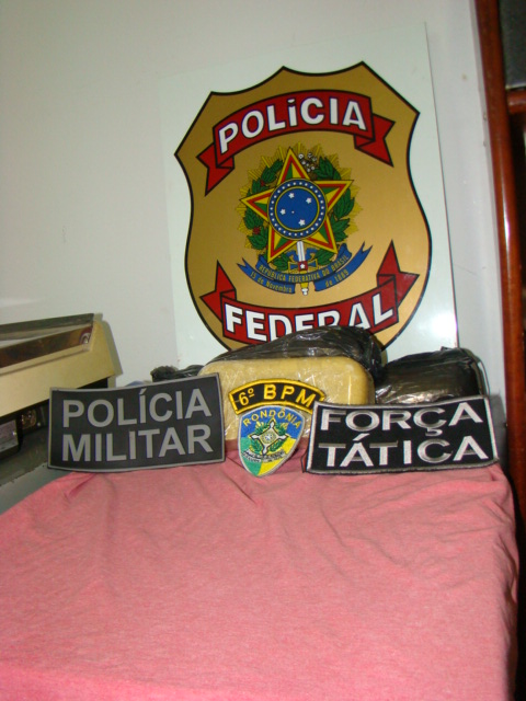 Polícia Militar prende duas pessoas de Guajará-Mirim na BR 425, transportando quatro quilos de cocaína.