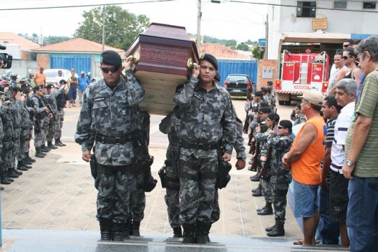Amigos e familiares comparecem ao enterro de PM morto em acidente  Fotos