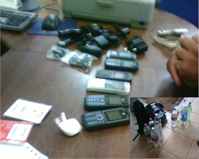 Homens são flagrados tentando jogar para dentro do muro do presídio bebida alcoólica e celulares.