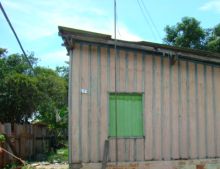 Casa onde foi encontrado corpo enterrado no fundo quintal é incendiada no bairro Tamandaré.