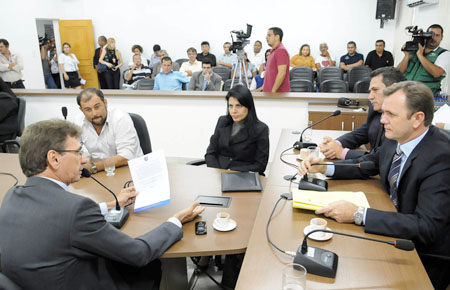 CCJ da Assembleia decide arquivar processo sobre prisão de Valter Araújo