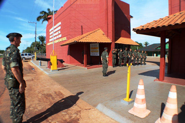 ÁGATA 3  Oficiais do exército boliviano recepcionam General Poty na fronteira Brasil/Bolívia  Fotos