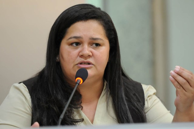 Ana da 8 é vaiada por mais de 500 pessoas durante discurso na ALE/RO