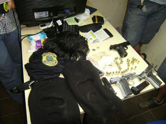 Assaltantes disfarçados com uniformes da polícia federal presos em flagrante - Fotos