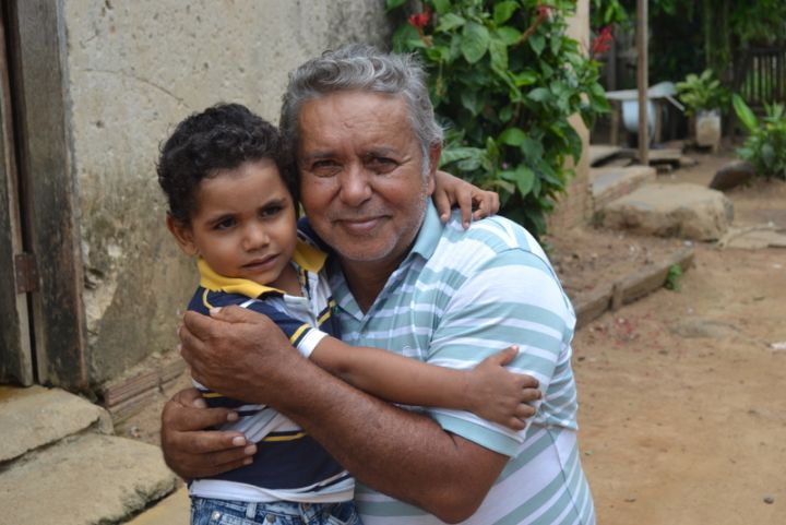 Criança de 4 anos viaja quase 100 km agarrado no eixo de caminhão boiadeiro
