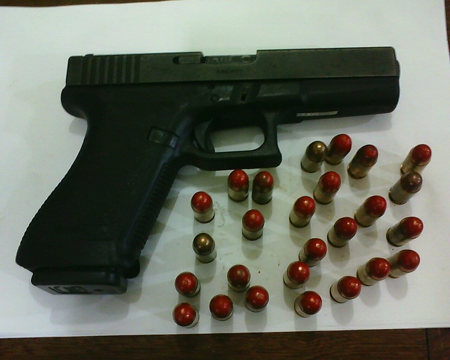 Grupo Integrado da Polícia Civil de Guajará prende homem com arma de uso exclusivo das forças armadas.