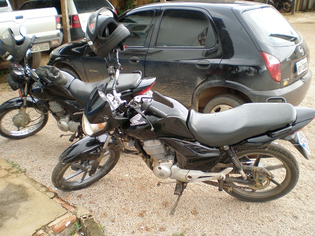 Operação conjunta da Polícia Civil e Polícia Militar prende receptadores e recupera duas motocicletas roubadas.